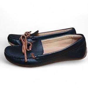 Clarks Women's Size 8 Black Leather Loafers
